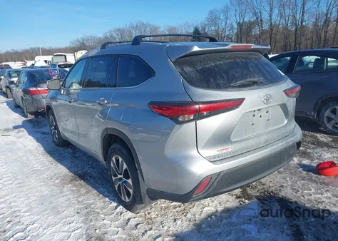 2022 Toyota Highlander Xle z USA, uszkodzony, nr VIN 5TDGZRBH8NS236556